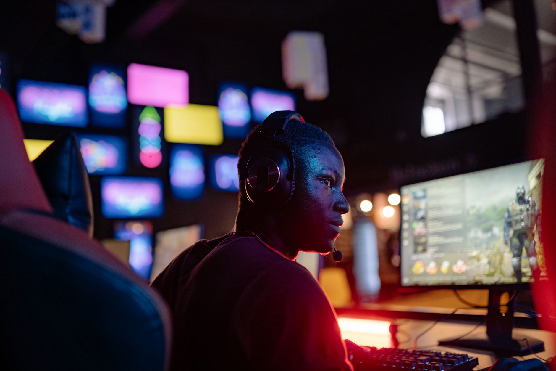 Une arène de jeu vidéo compétitive sous éclairage néon