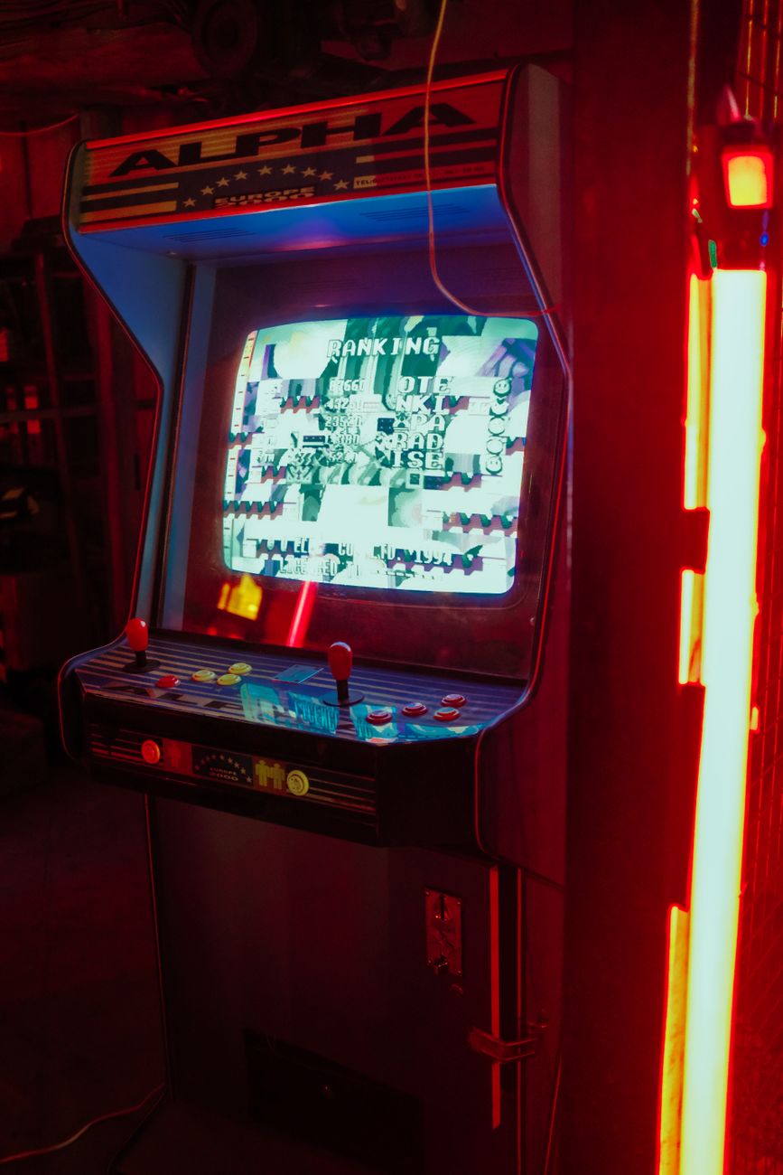 Une borne d'arcade rétro éclairée avec des lumières fluorescentes
