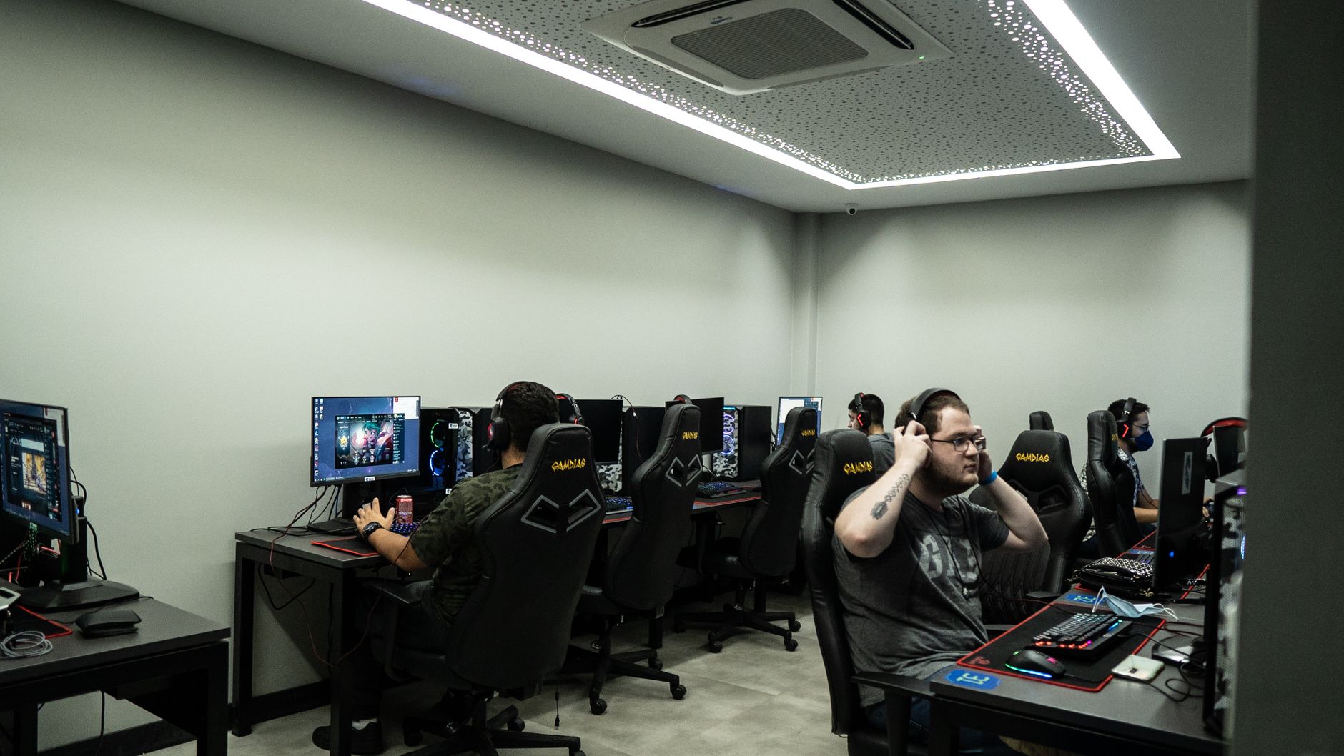 Un public de passionnés regardant une compétition de jeux vidéo sur grand écran